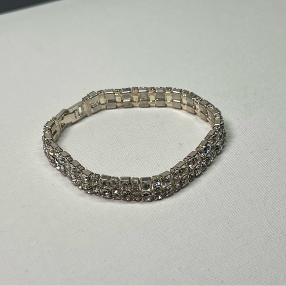 VINTAGE Silver Tone Double Row Tennis Bracelet w/ Clear Rhinestones - Picture 2 of 9